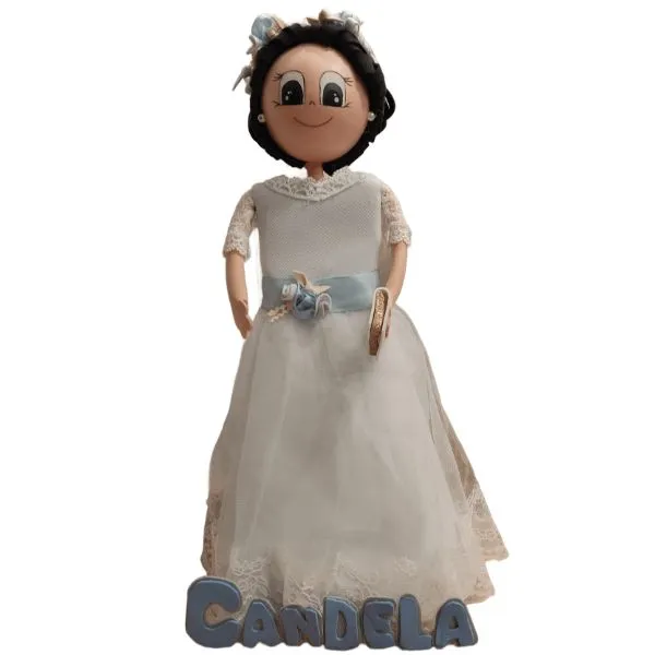 Fofucha comunión personalizada Candela con vestido blanco y fajín azul
