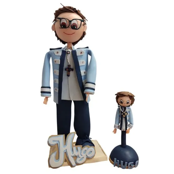 Fofucho comunión personalizado Hugo con traje de almirante azul y miniatura