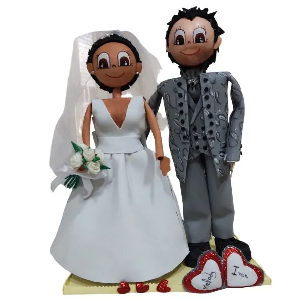 Fofuchos novios personalizados Mélody e Ivan con vestido blanco y traje gris